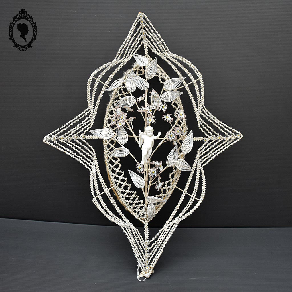 Couronne florale perles blanches objet de curiosité mortuaire ancienne 1900 H 75 cm