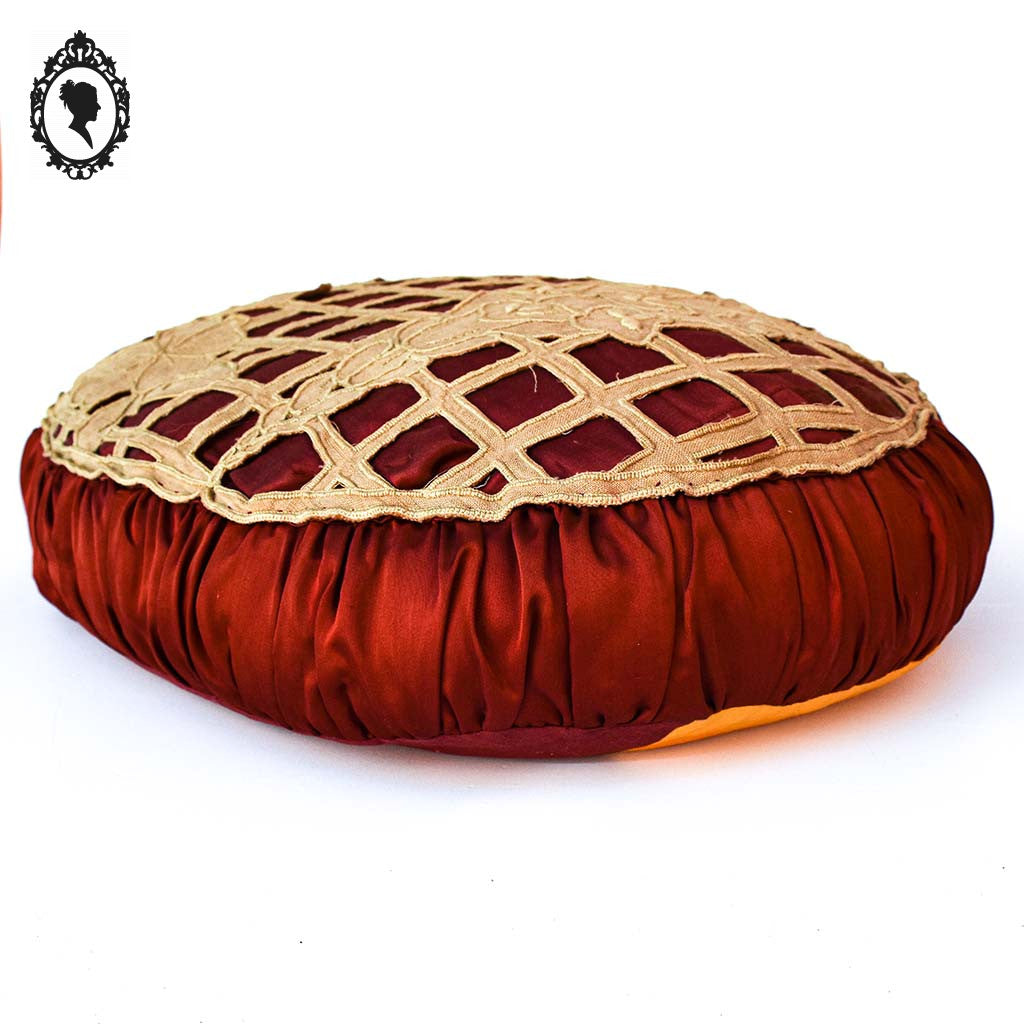 Coussin ovale broderie richelieu art décoration rouge beige ancien