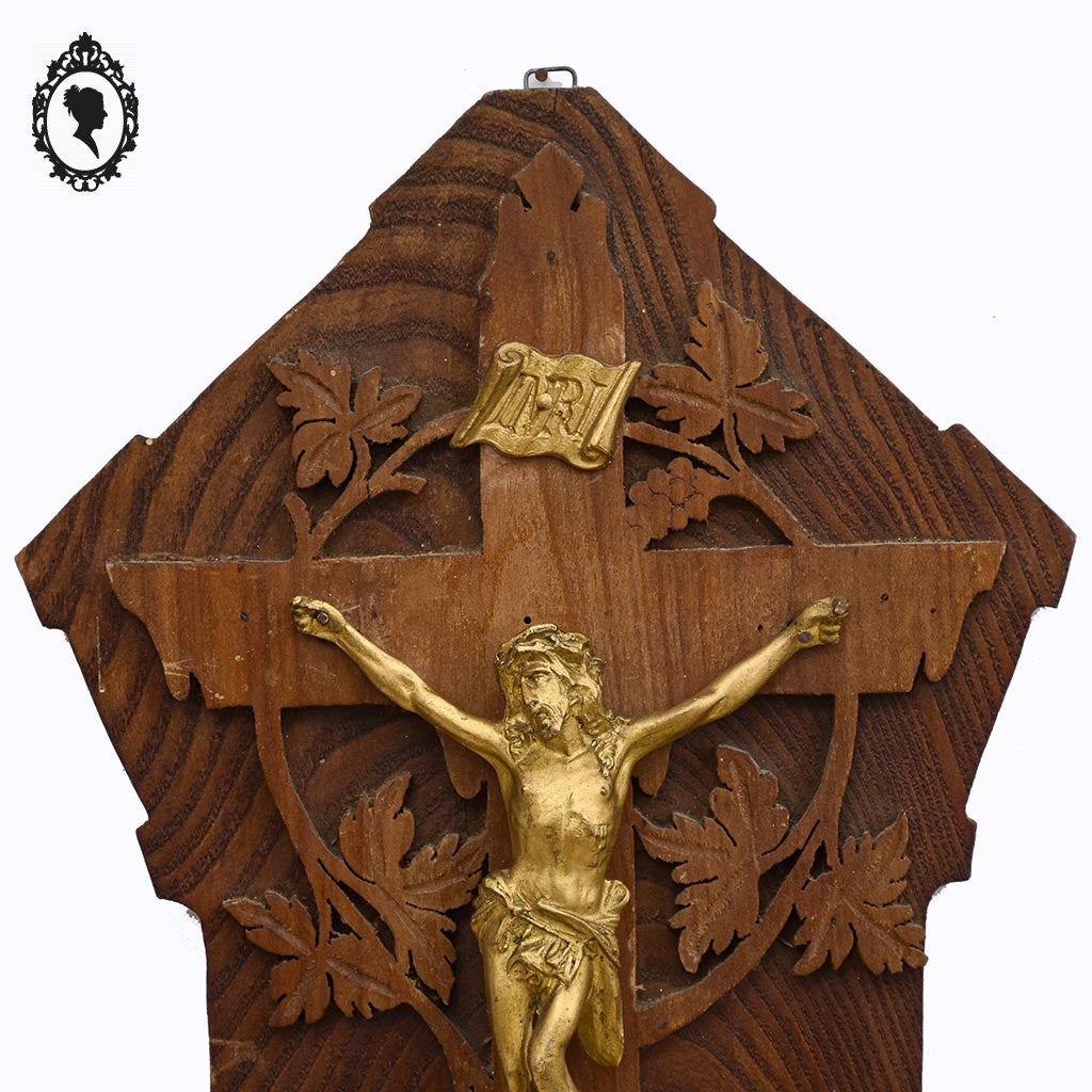 Croix christ crucifix mural en métal doré sur bois ancien vintage