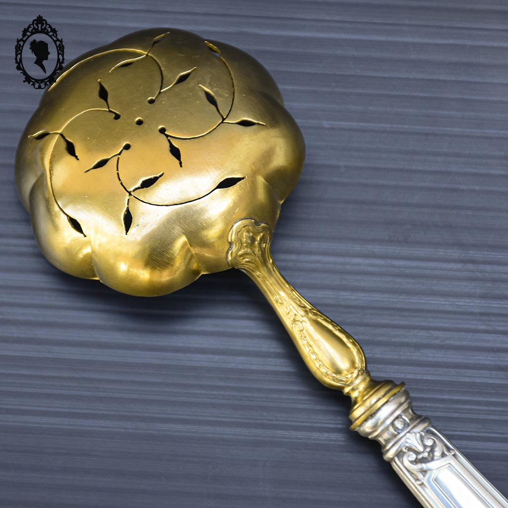Cuillère à sucre saupoudreuse ou couvert ajouré en argent et vermeil doré ancien