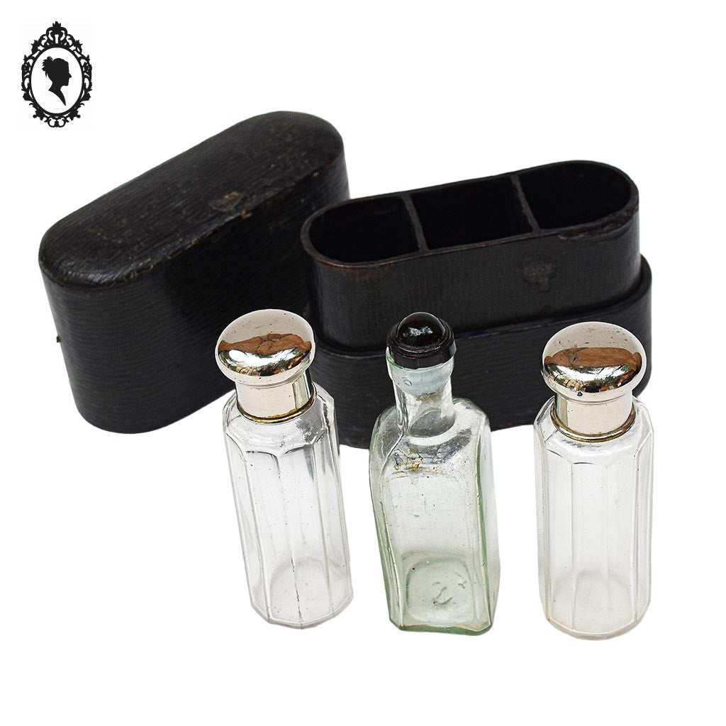 Écrin composé de 3 flacons anciens pharmaceutiques collection voyage