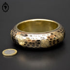 Gros bracelet Indien jonc large bombé laiton doré marron martelé vintage