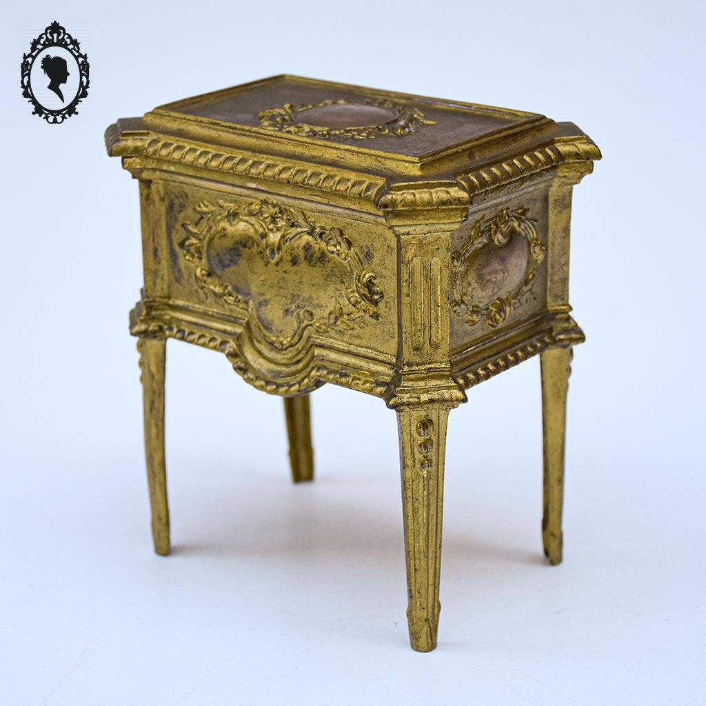 Jolie boite ou coffret à bijoux régule doré forme commode ancienne