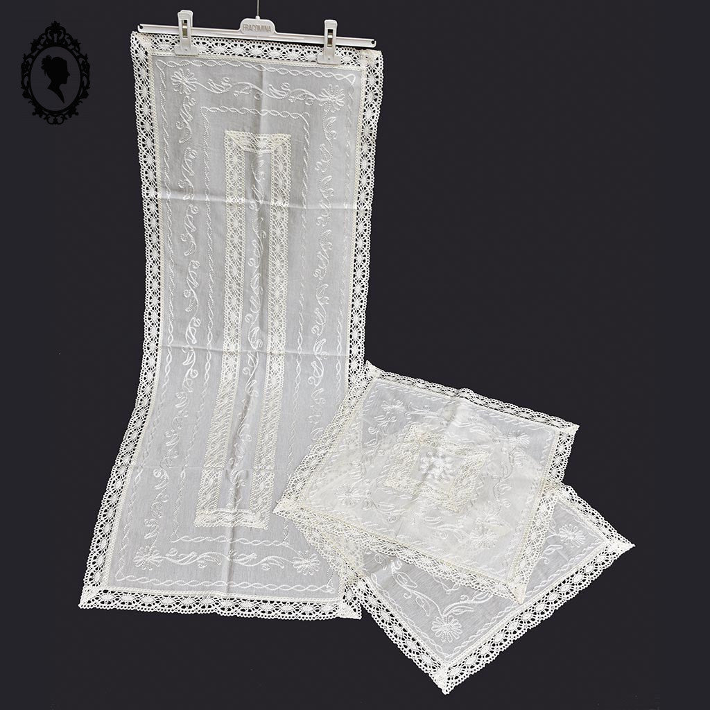 Linge de table brodé 2 napperons et 1 chemin de table style dentelle crème