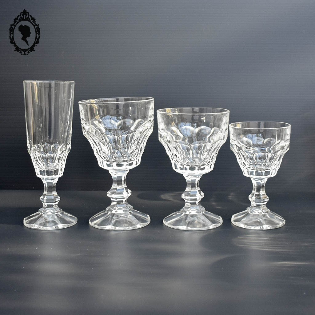 Lot 17 verres eau vin champagne sur pied en verre moulé multi facette
