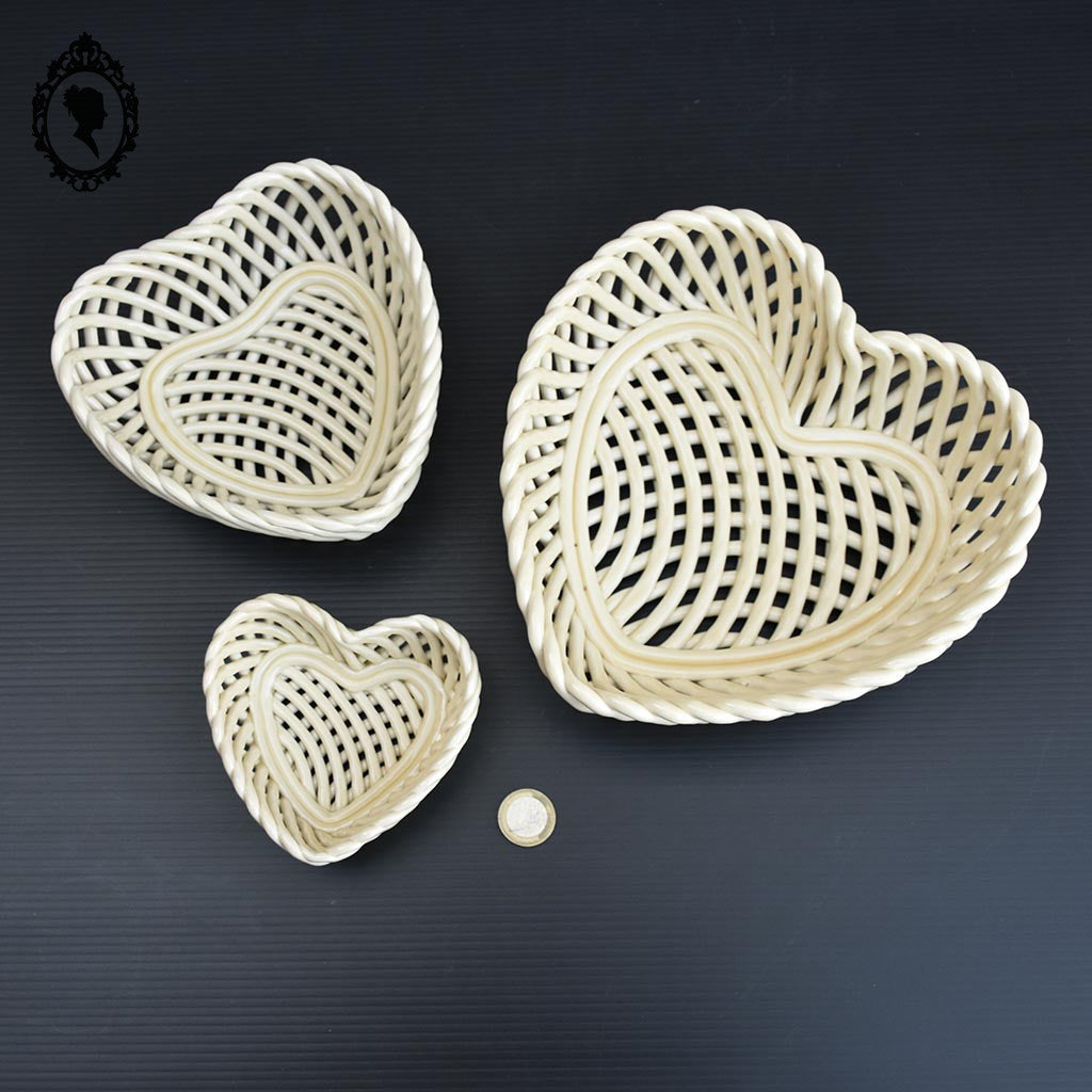 Lot 3 corbeilles gigognes en porcelaine tressée en forme de cœur beige vintage