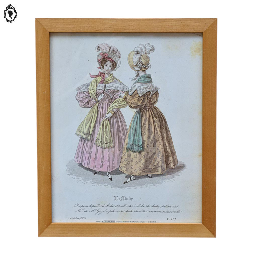 Lot 4 cadres de dames « La mode » robes anciennes H 35 cm