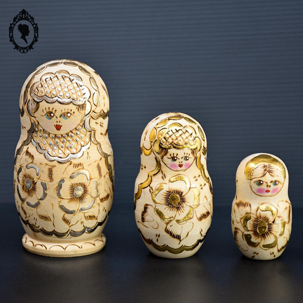 Matriochkas 5 poupées Russes gigognes bois naturelle doré argent