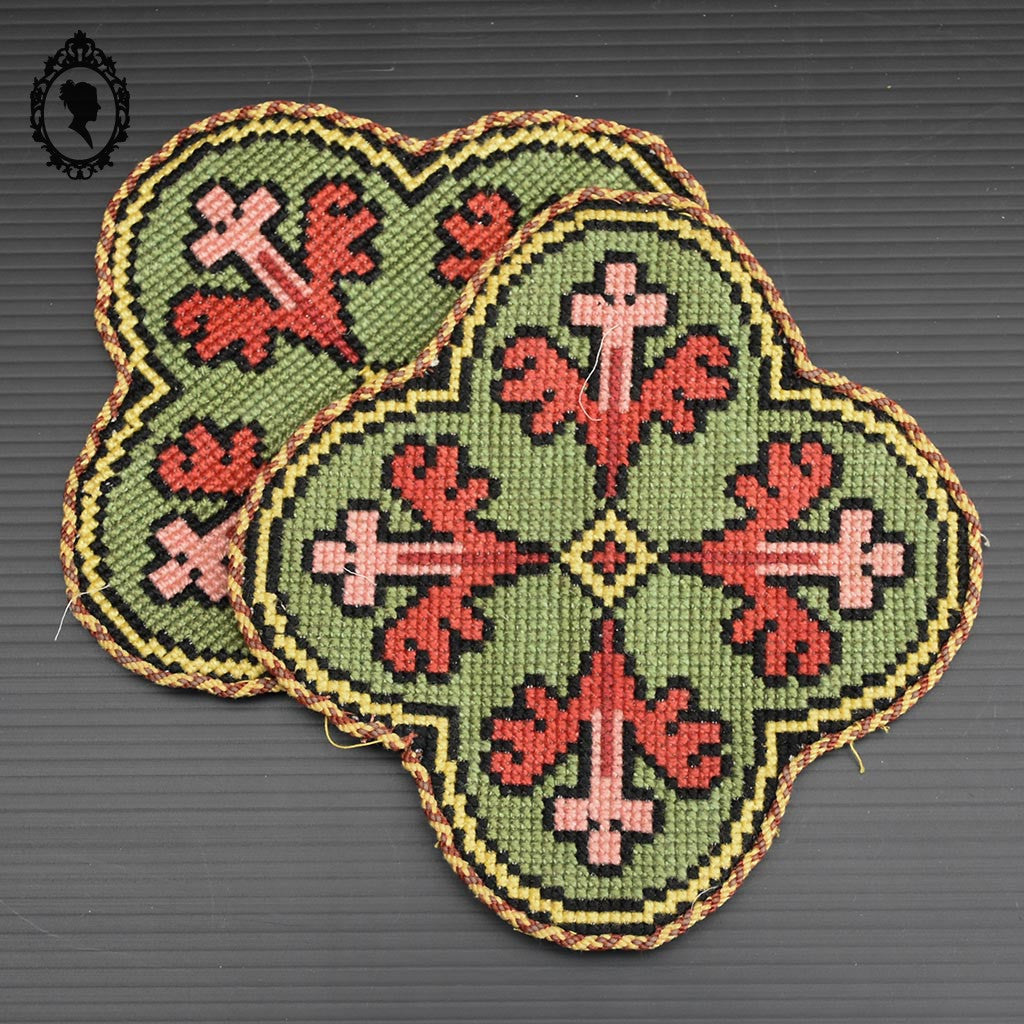 Médaillons écussons broderie tapisserie religieuse ancienne ornement liturgique croix H 15 cm