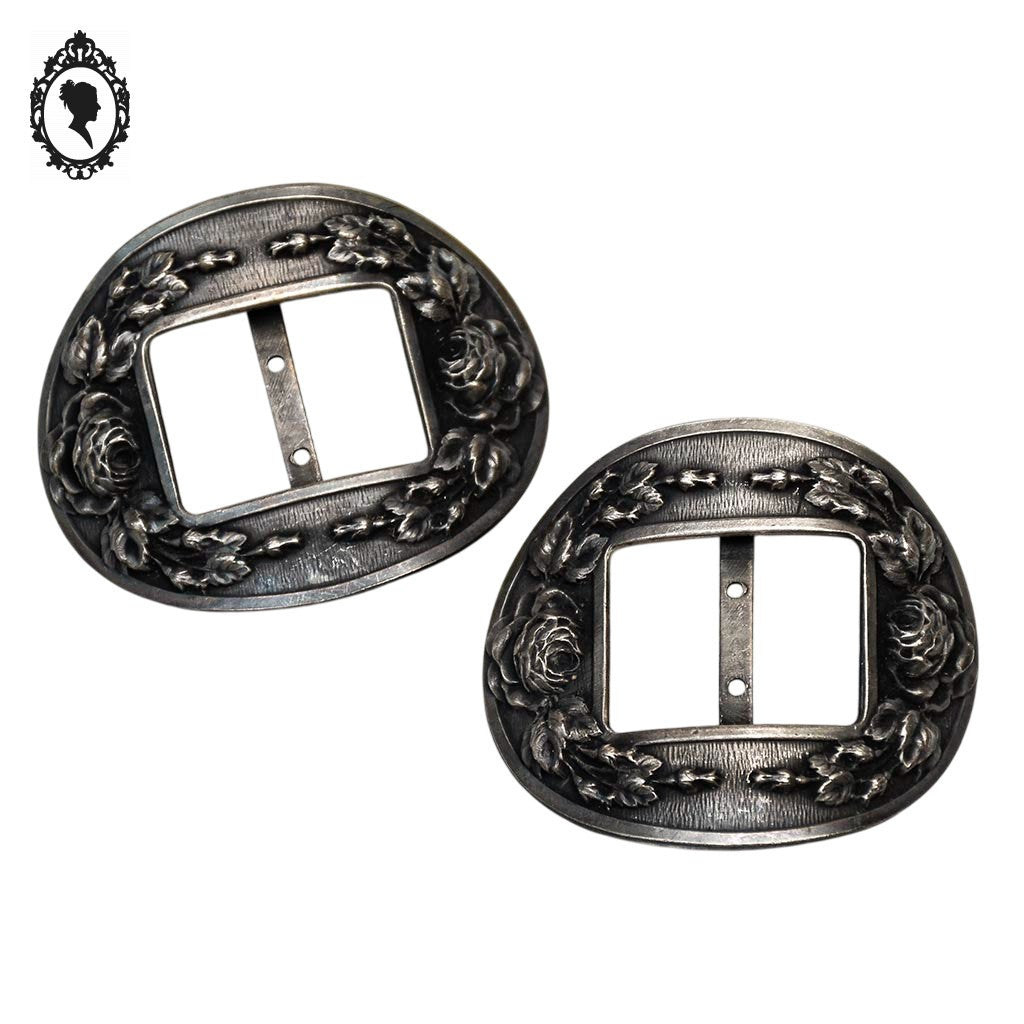 Paire de boucles anciennes pour chaussure ou ceinture métal gris motif rose en relief