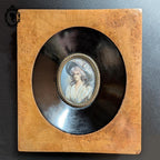Petit cadre miniature portrait médaillon femme sur ivoire signé Marie Antoinette V. Lebrun ancien