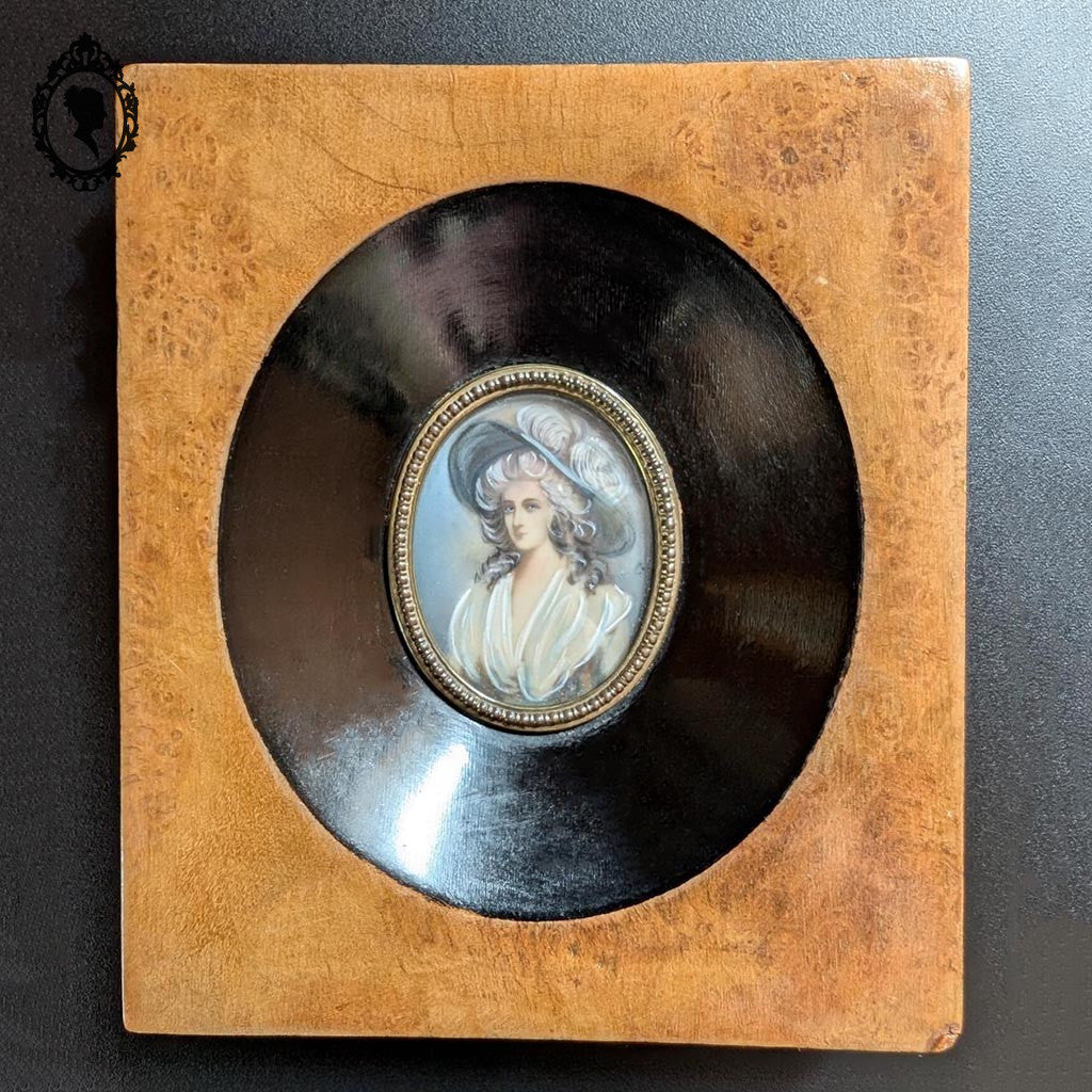 Petit cadre miniature portrait médaillon femme sur ivoire signé Marie Antoinette V. Lebrun ancien