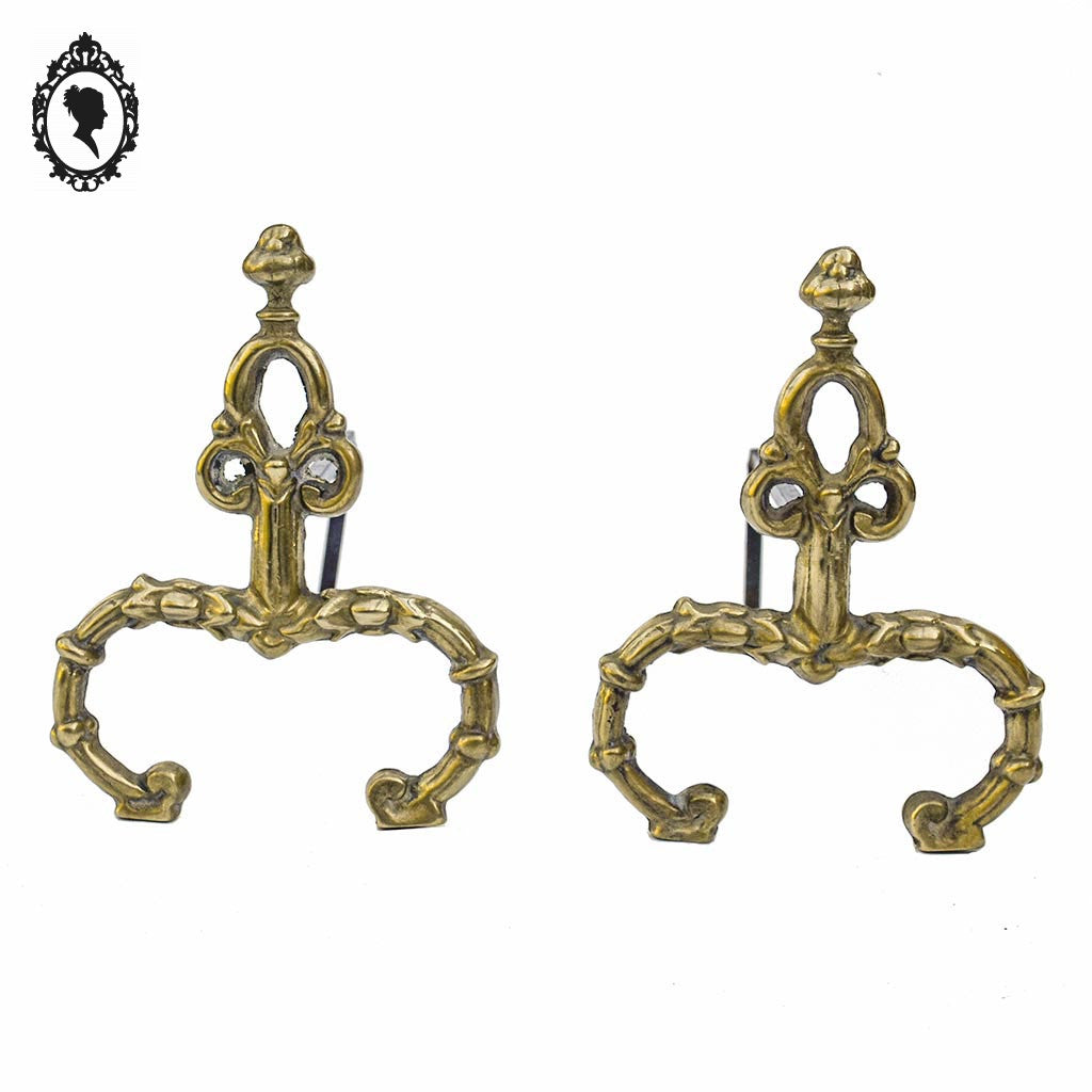 Petite et fine paire de chenets en bronze doré style Louis XV accessoire de cheminée ancien