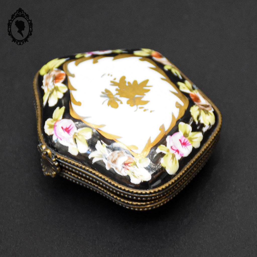 Pilulier boite romantique noir, or fleurie sur porcelaine blanche vintage signée