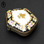 Pilulier boite romantique noir, or fleurie sur porcelaine blanche vintage signée