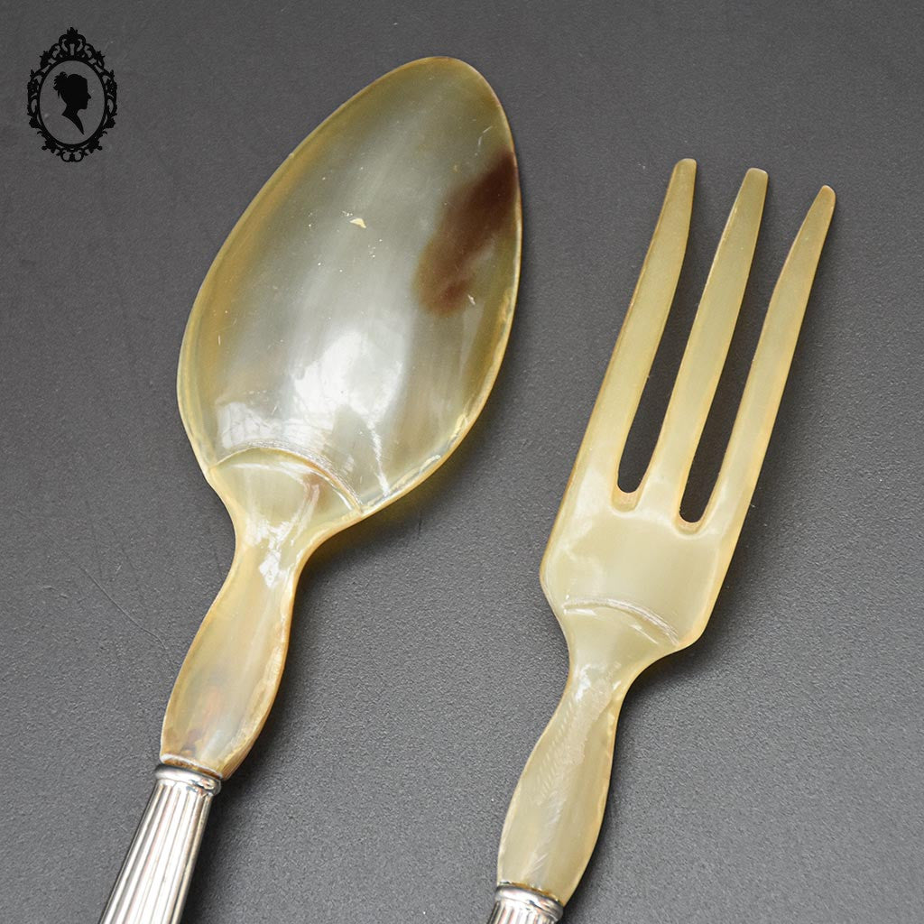 Service de couverts à salade métal argenté corne ou résine vintage ancien