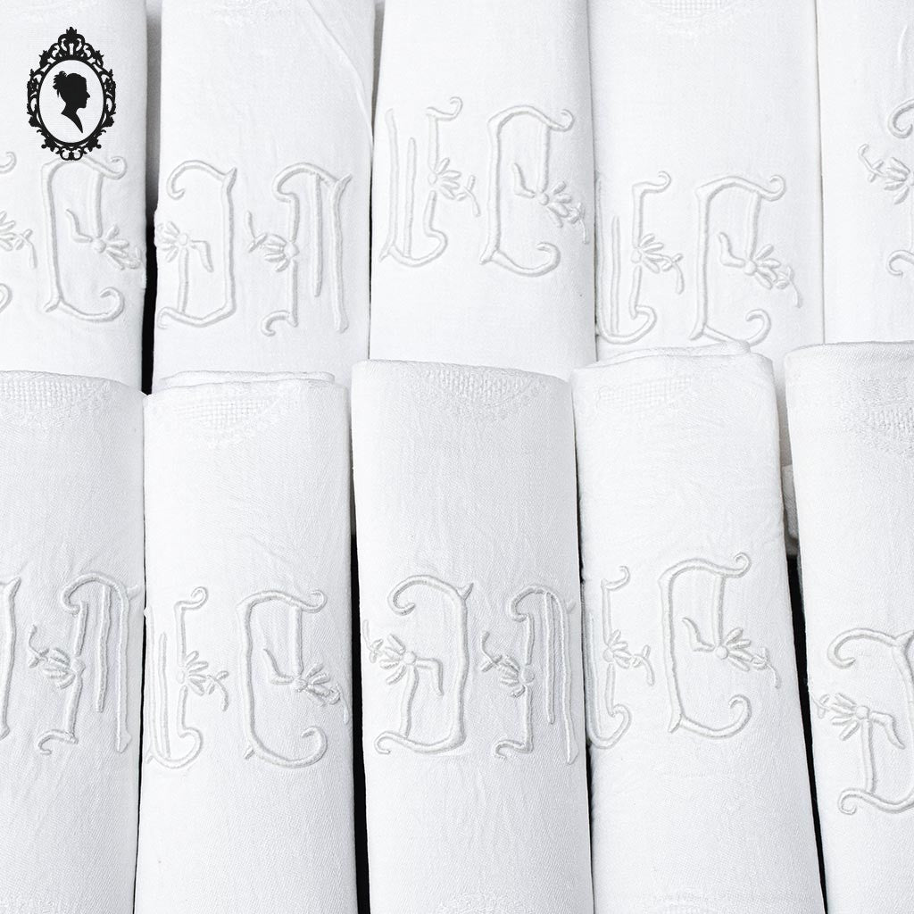 Service nappe et 12 serviettes de table anciennes damassées blanches monogramme JM ou WC