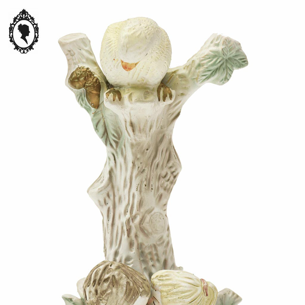 Statue figurine de 2 enfants putti sous un arbre avec un oiseau en porcelaine vintage ancien