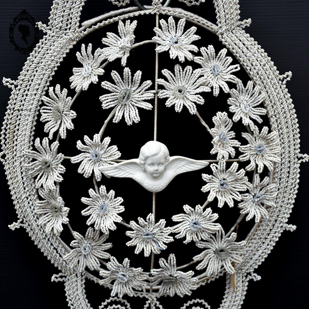 Couronne florale ange perles blanches objet de curiosité mortuaire ancienne 1900 H 76 cm