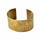 Bracelet manchette laiton doré à volutes gravées – style vintage signé BBC