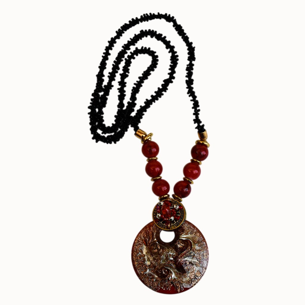 Collier style Murano rouge et doré, pendentif rond et perles noires rocailles