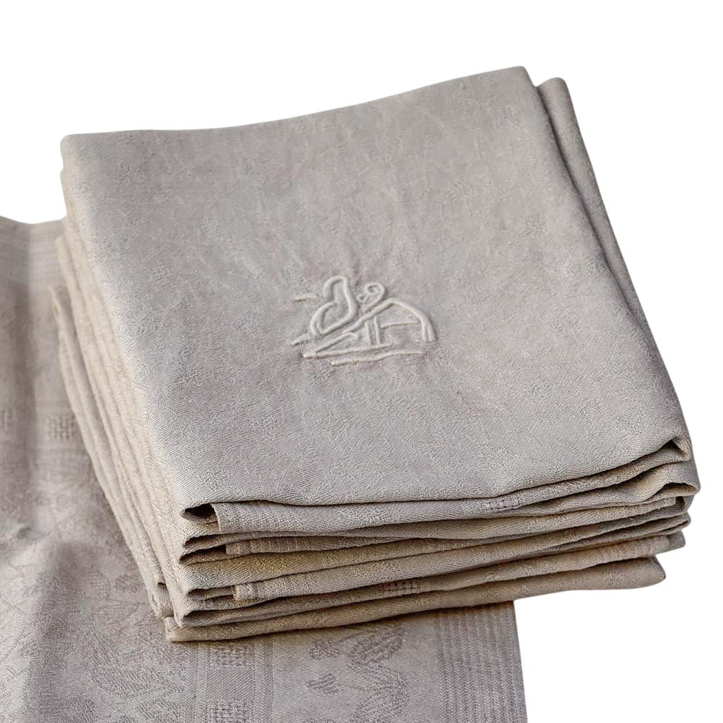 Lot 10 serviettes anciennes en damassé fleuri beige – Monogramme JA