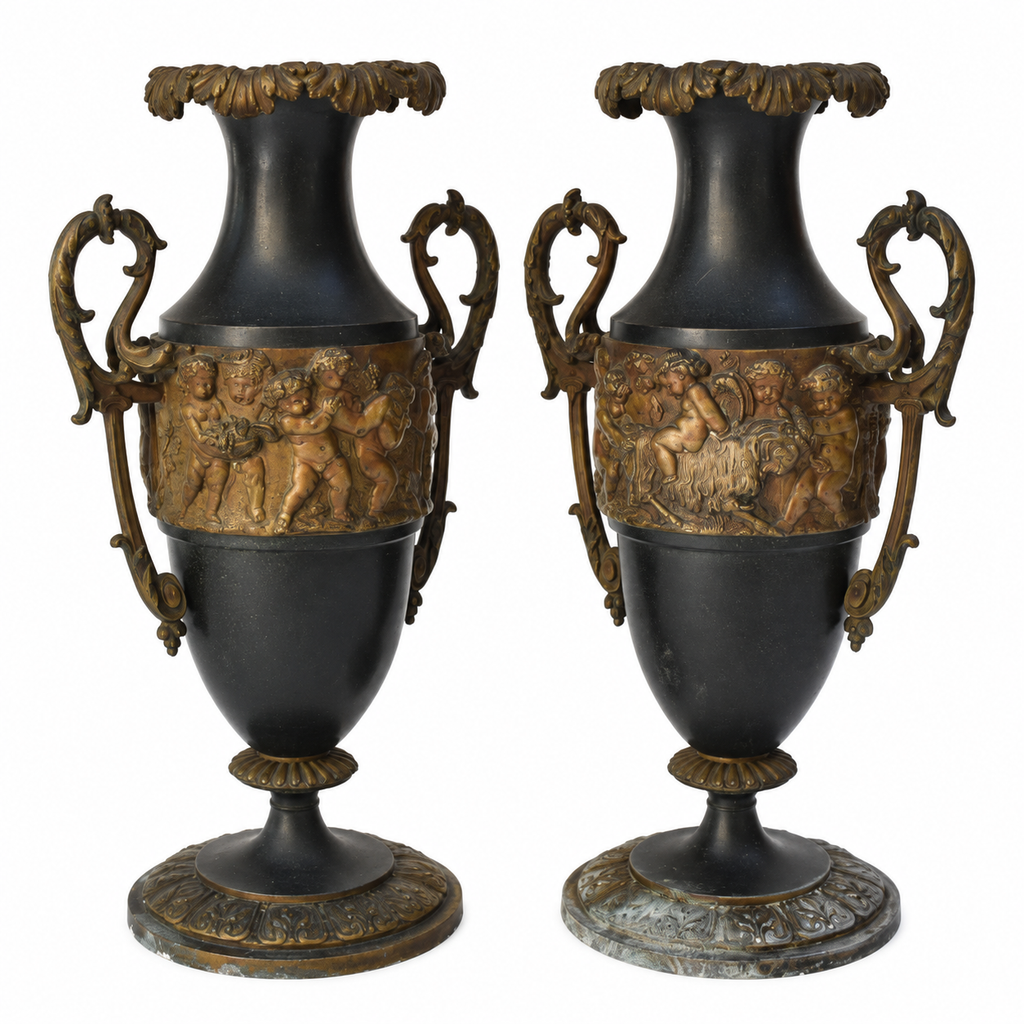 Paire de cassolettes décoratives à anses ornées et décors de putti, régule patine verte et dorée