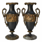 Paire de cassolettes décoratives à anses ornées et décors de putti, régule patine verte et dorée
