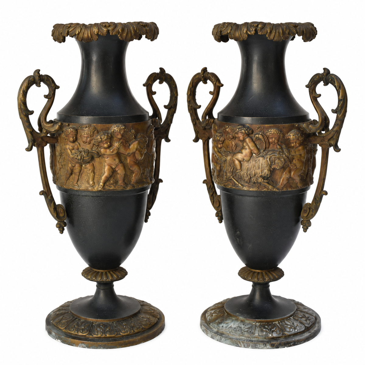 Paire de cassolettes décoratives à anses ornées et décors de putti, régule patine verte et dorée