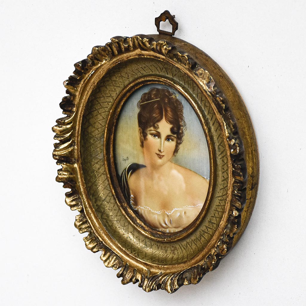 Portrait miniature signé sur ivoire – Cadre ovale doré de style baroque, verre bombé
