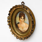 Portrait miniature signé sur ivoire – Cadre ovale doré de style baroque, verre bombé