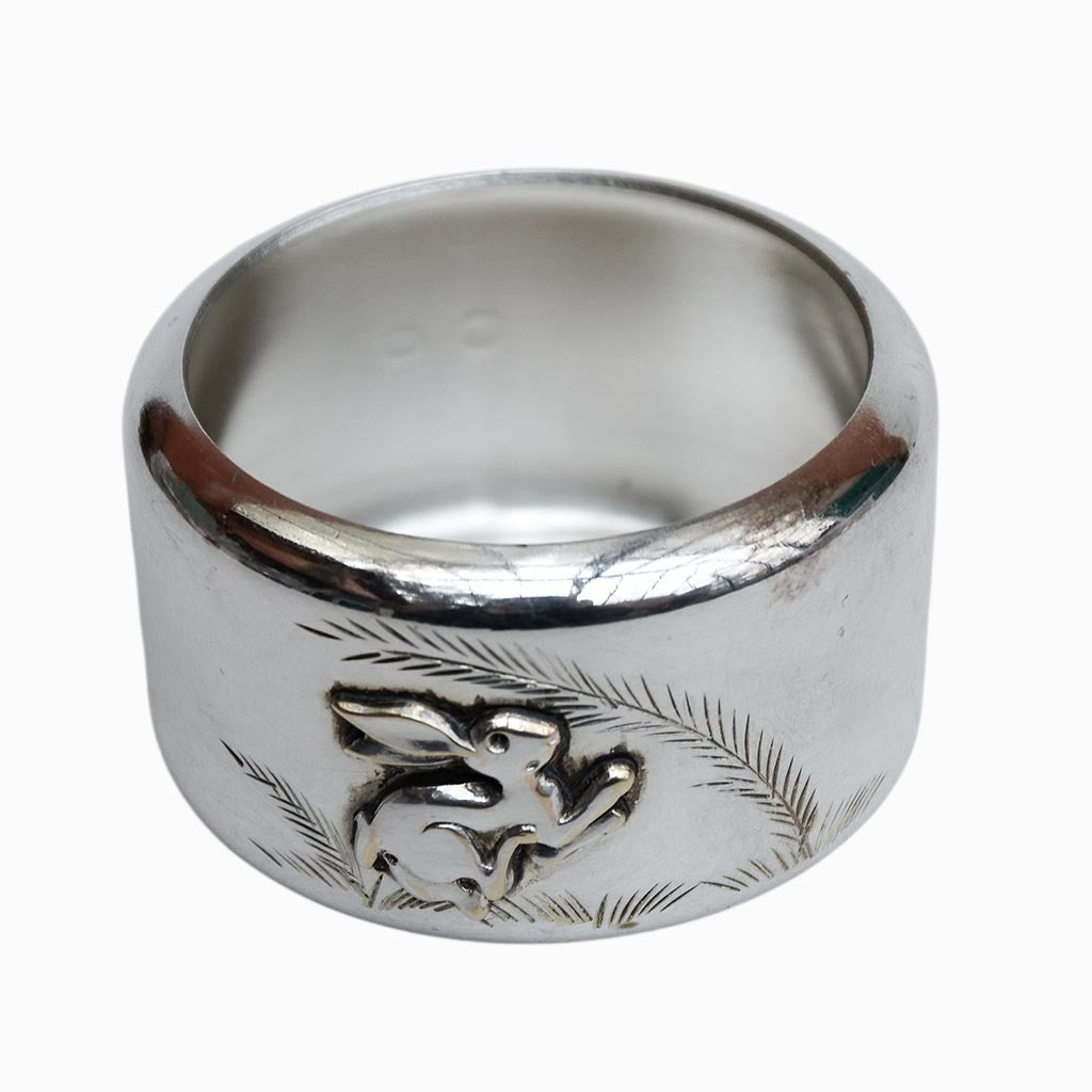 Rond de serviette ancien en métal argenté décor lapin – Ø 4,7 cm