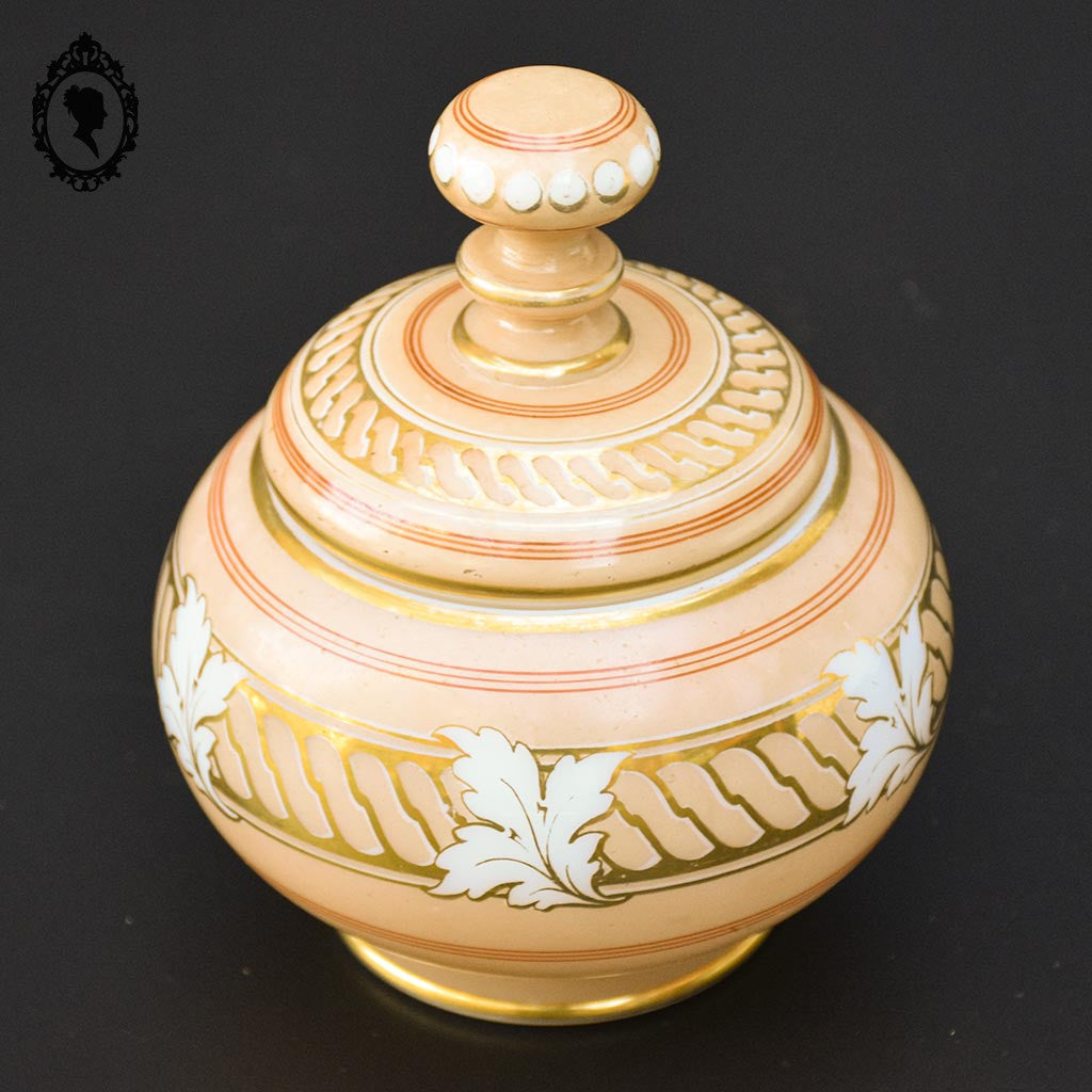 Ancienne bonbonnière boite à bijoux rose saumon or en opaline avec feuilles d’acanthe