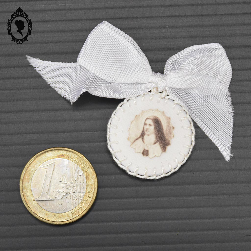 Ancienne étoffe médaille religieuse Ex – Voto ronde en tissu reliquaire Sainte Thérèse