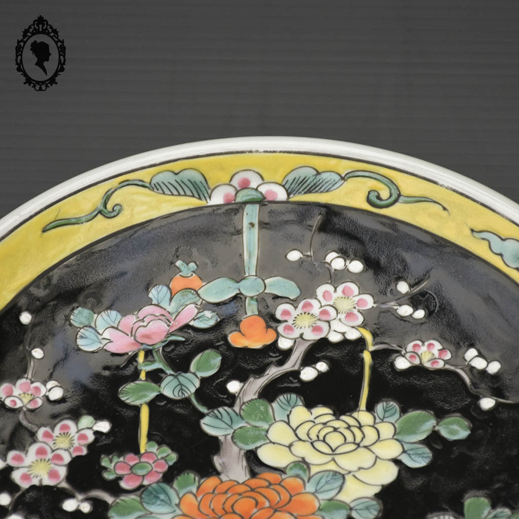 Assiette Japonaise noire jaune fleuri collection signée Yamatoku Japon Meiji ancienne