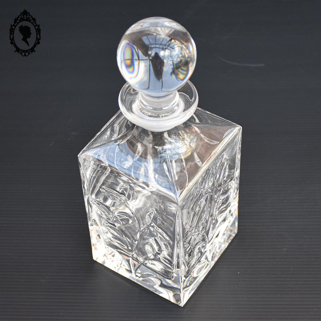 Belle carafe motif végétal en cristal avec bouchon rond vintage