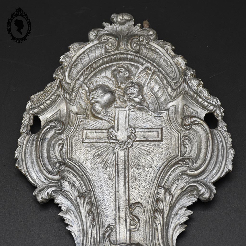 Bénitier avec croix et anges gris argenté en métal régule ancien