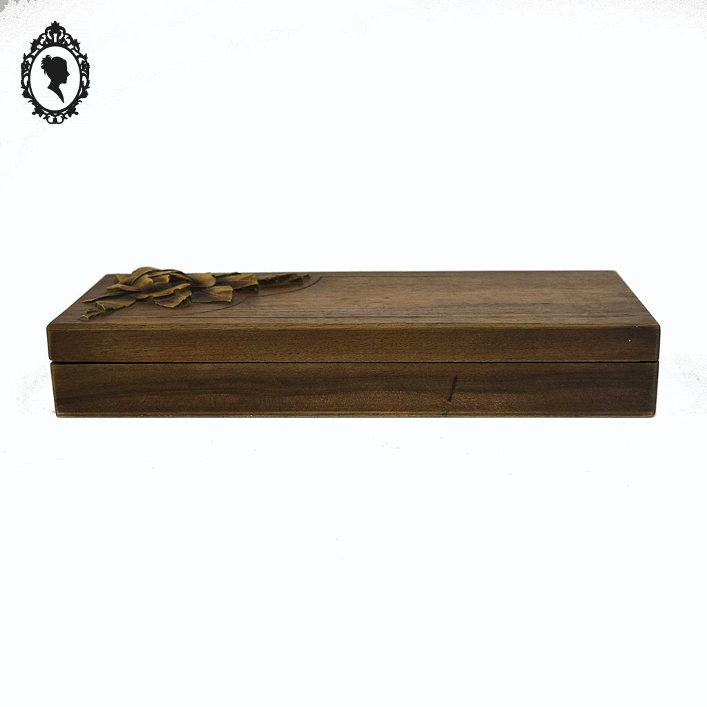 Boite longue rectangulaire en bois motifs sculptée de fleur art populaire