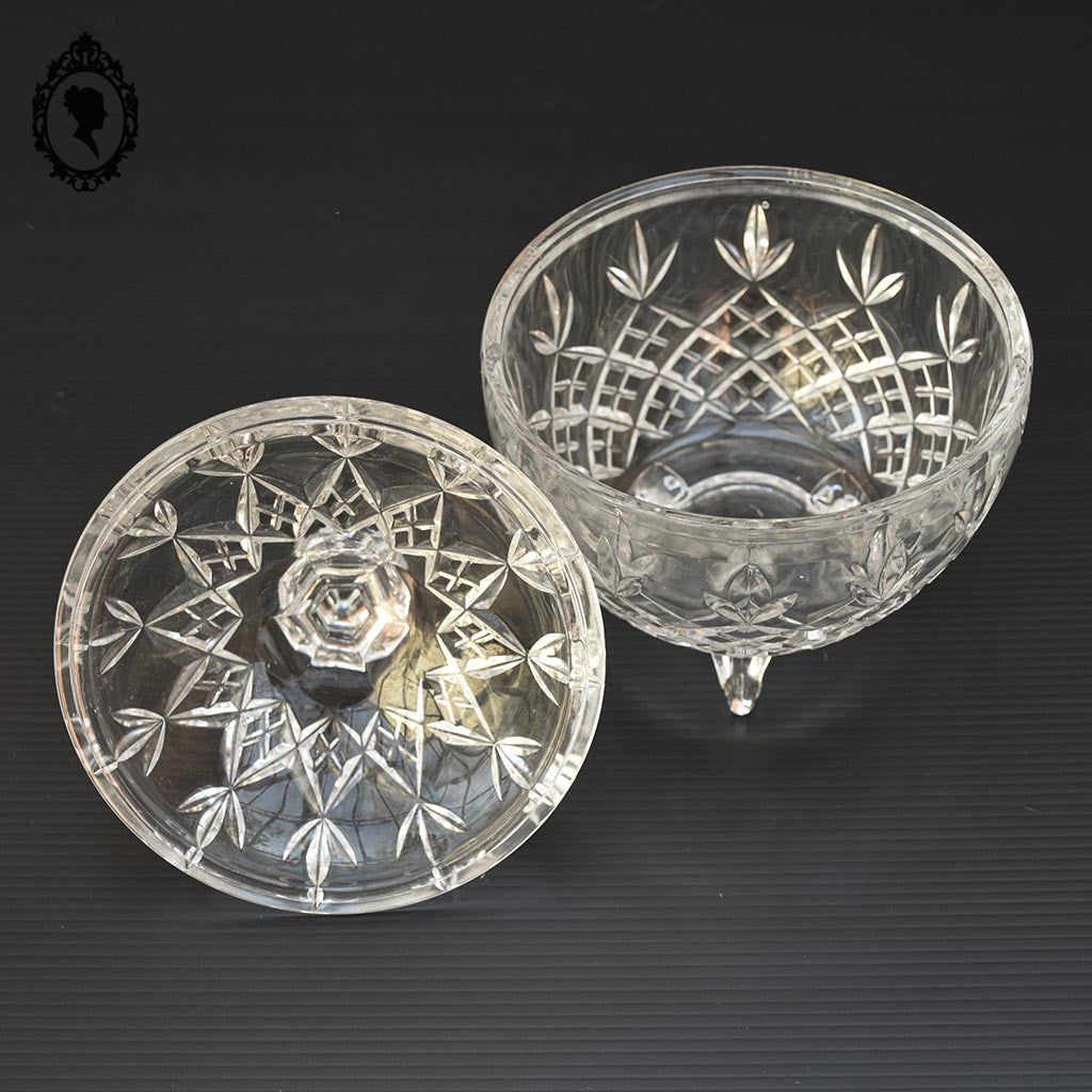 Bonbonnière drageoir ronde poignée pointue en verre blanc ciselé tripode vintage