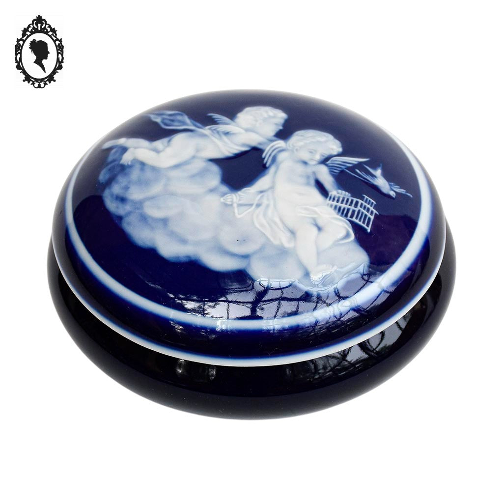 Bonbonnière signée Tharaud Limoges boîte porcelaine bleue anges blancs
