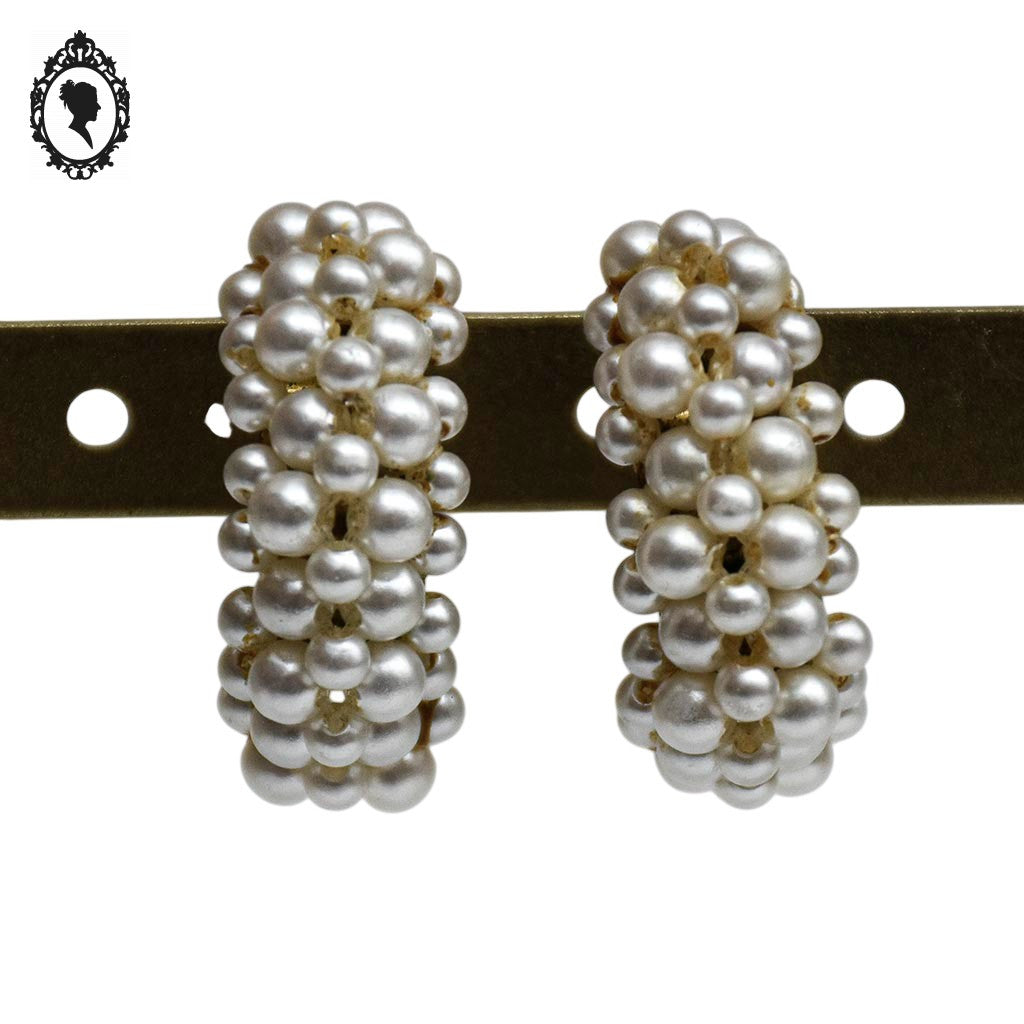 Boucles d’oreilles chic à clips demi créole petites perles de culture fantaisie bijoux vintage