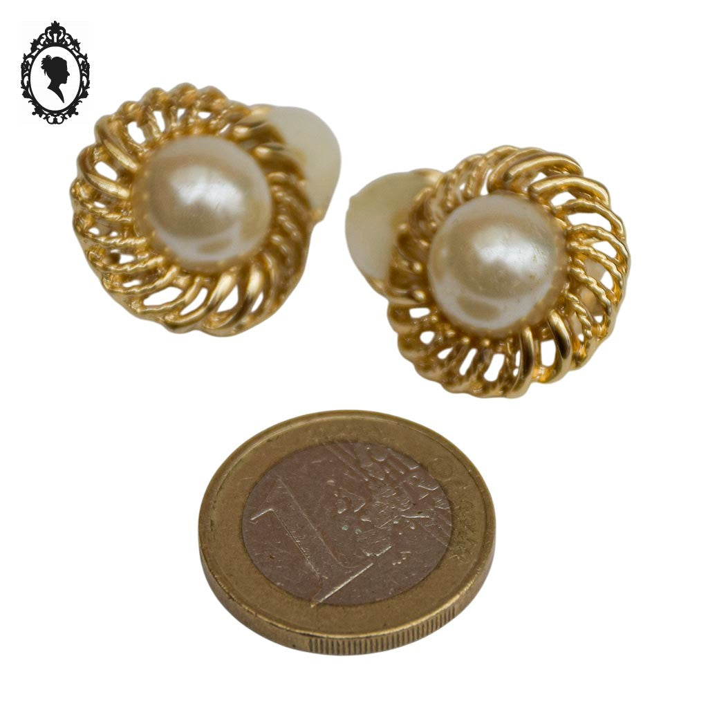 Boucles d’oreilles perle cabochon nacre et métal doré ajouré ronde à clips bijou vintage chic