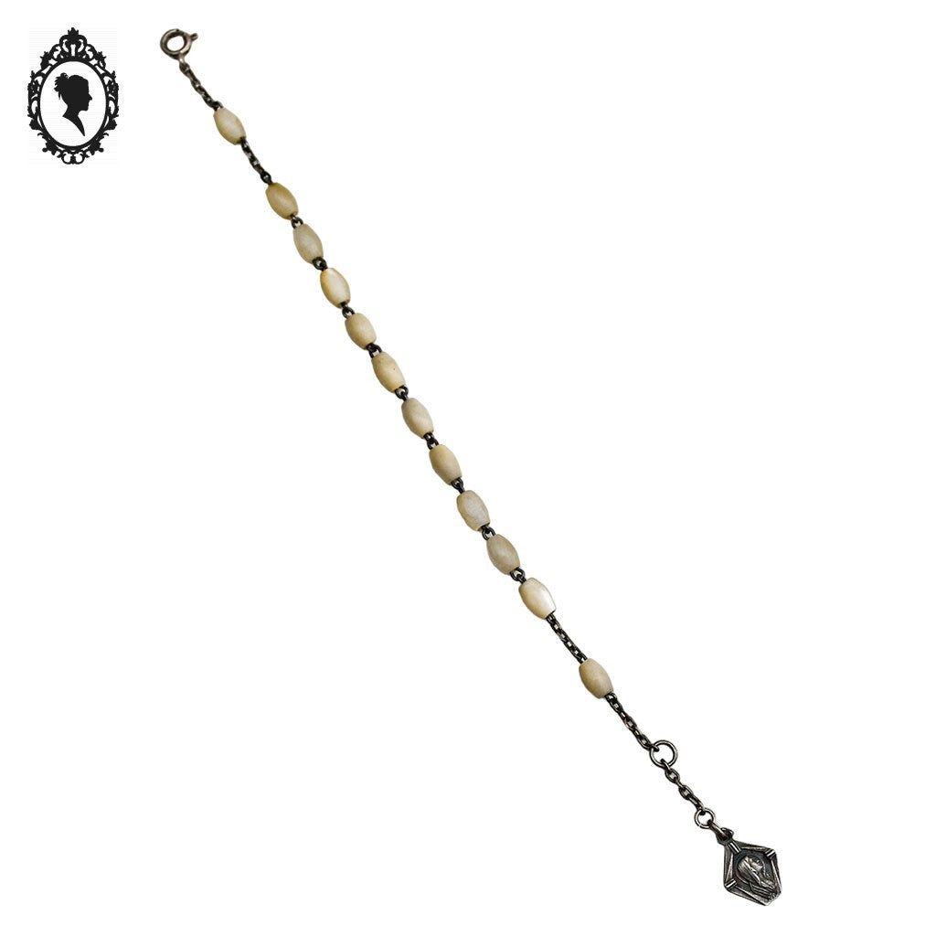 Bracelet dizainier chapelet perles de nacre grain de riz médaille Ste Bernadette ancien