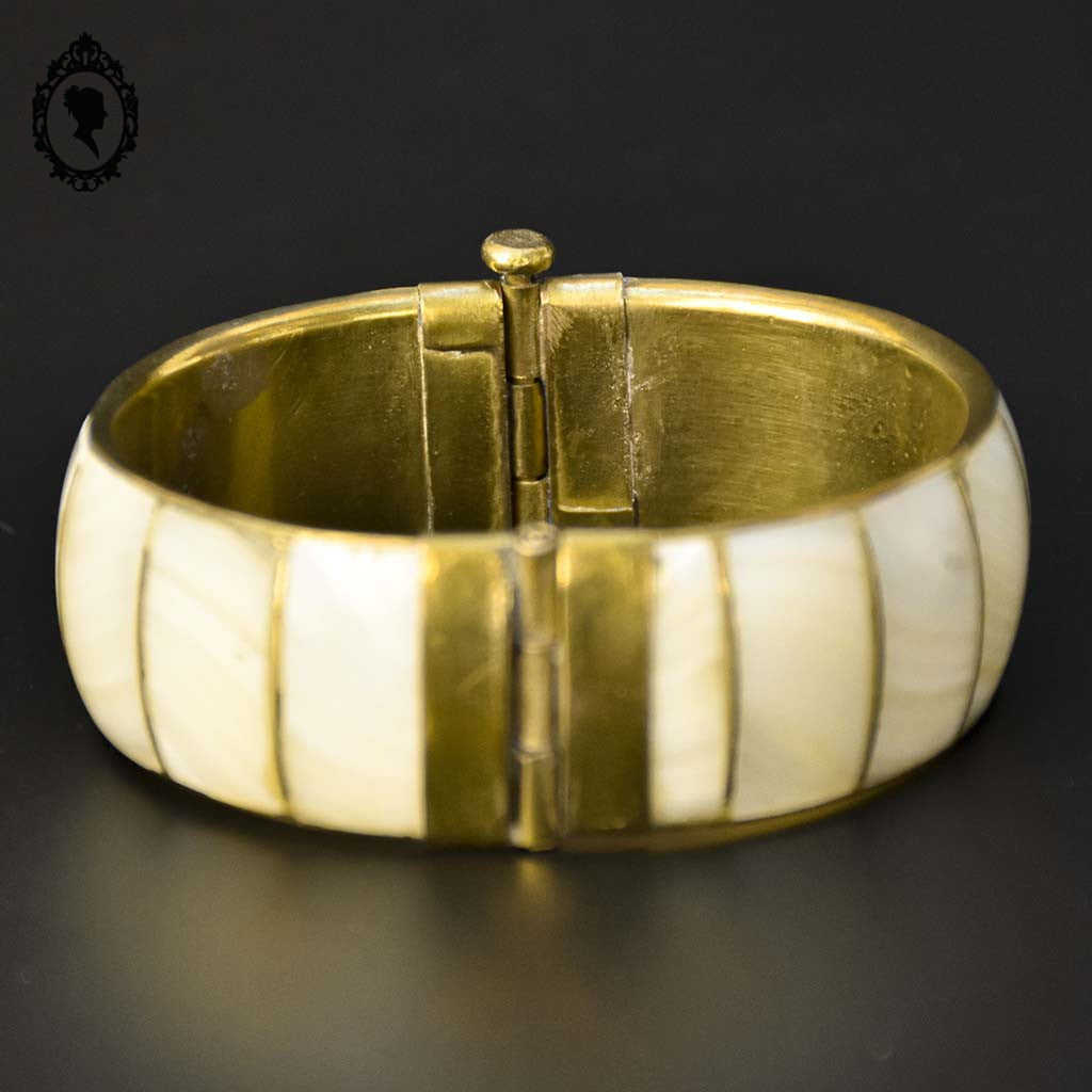 Bracelet nacre et laiton large rigide blanc doré vintage