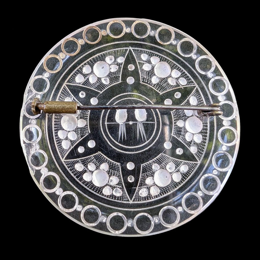 Broche ronde en lucite plexi motifs fleurs et oiseaux Art Nouveau Déco ancienne