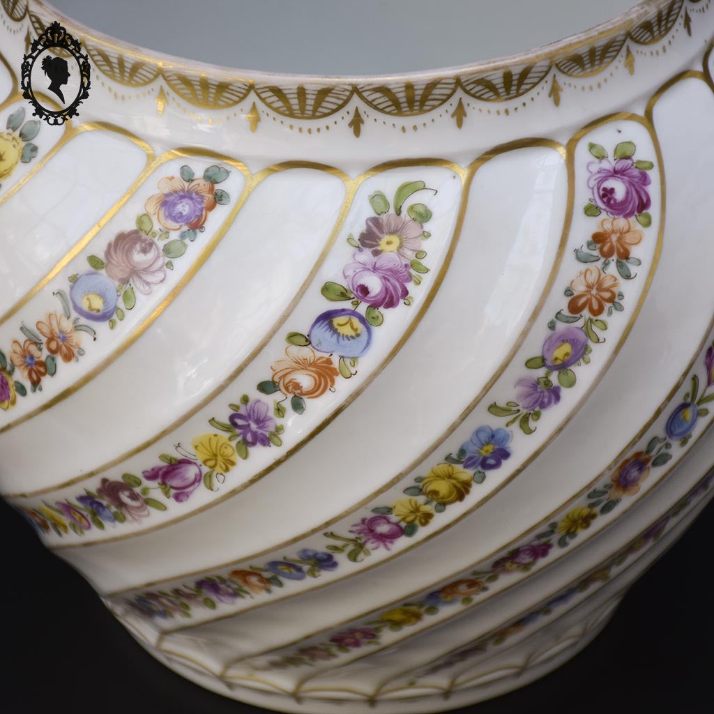 Cache pot vase rond blanc porcelaine fleurie rose doré signé
