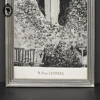 Cadre religieux tableau tapisserie soie tissée argent N D de Lourdes sur tissu vintage