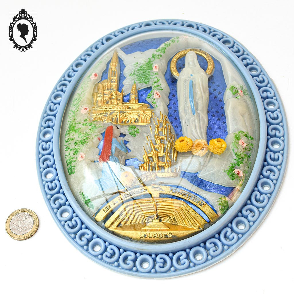 Cadre reliquaire ovale verre bombé Lourdes plastique bleu vintage
