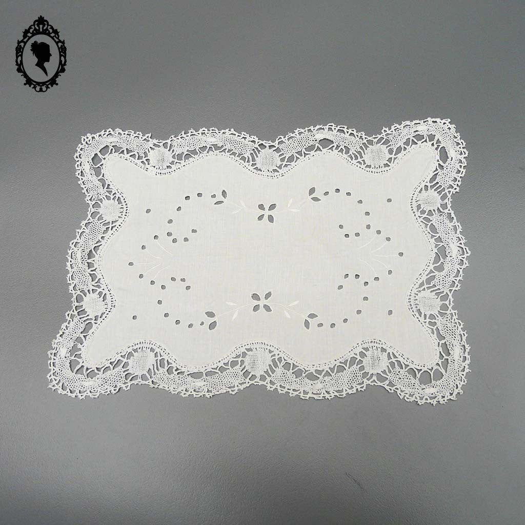 Centre de table en fil de lin blanc brodé main et dentelle rectangulaire