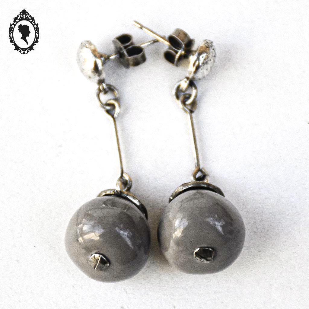 Chic paire de boucles d’oreilles pendantes perle grège beige gris